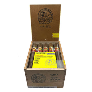 Box of La Gloria Cubana Serie R Esteli cigars with a visible brand logo on a white background